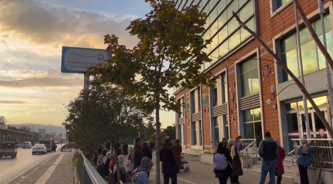 Okulda tarihi geçmiş olarak satılan  profiterolü yiyen 8 öğrenci zehirlendi 1